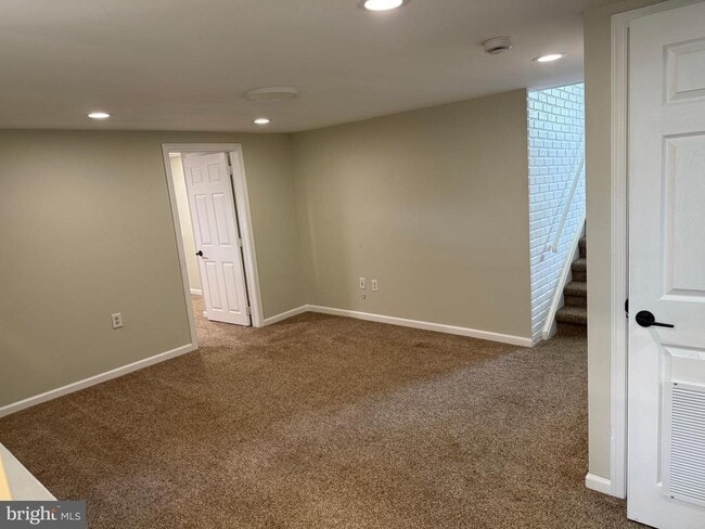 Building Photo - 417 Greenview Dr