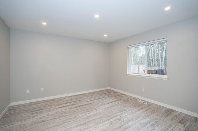 Building Photo - Spacious 3-Bedroom Home with Deck & Fenced Yard