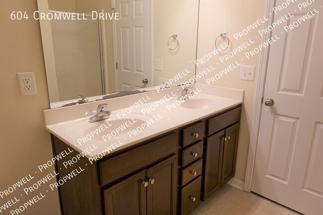 Building Photo - 604 Cromwell Dr