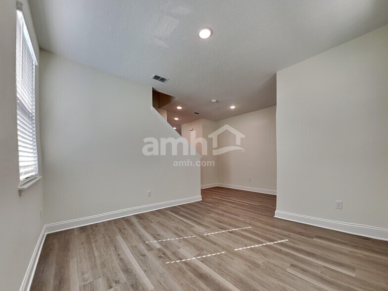 Building Photo - 11643 Hillside Dr