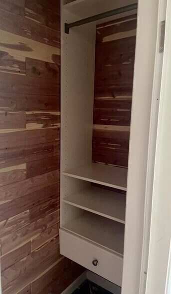 Building Photo - 915 Woodlawn Dr NE