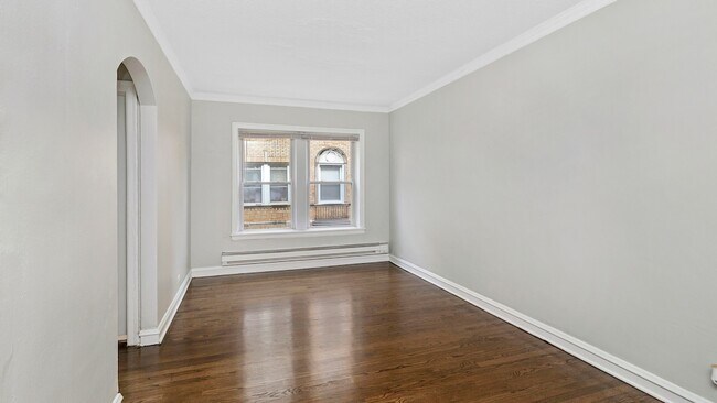 Building Photo - 846 W Ainslie St