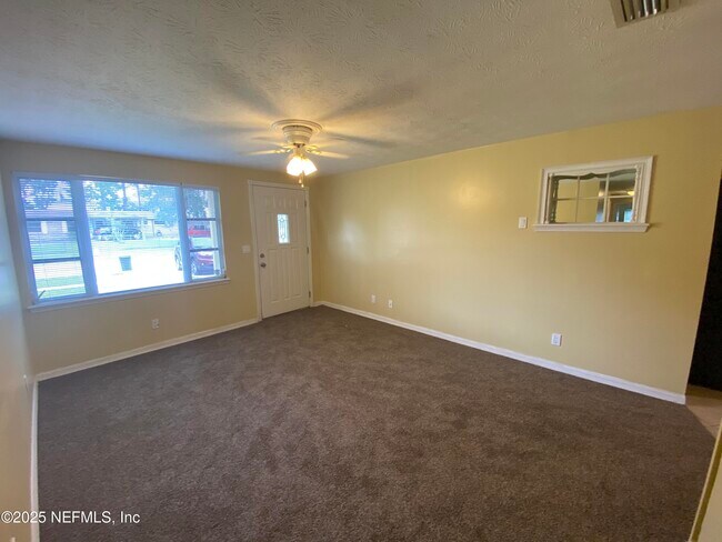 Building Photo - 165 Parkwood Dr W