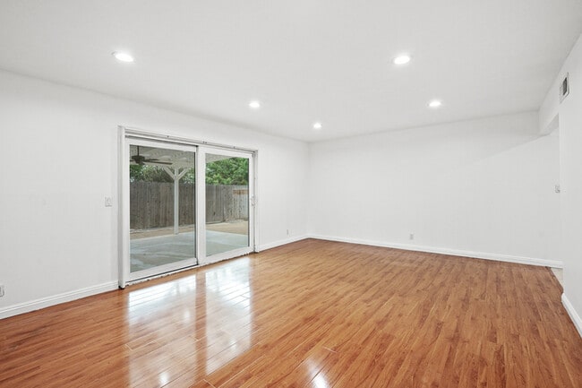 Building Photo - Beautifully Renovated 3BR/2BA Single-Story...
