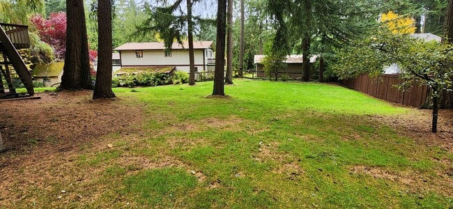 Building Photo - LYNNWOOD Spacious 3 bdrm + Den & Family Room Home