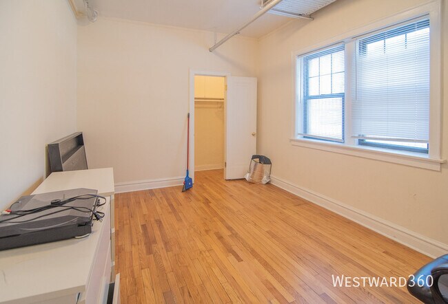 Building Photo - 1620 W Farwell Ave