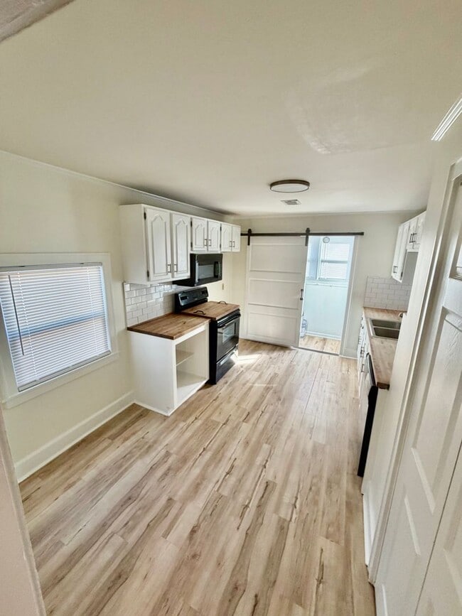 Building Photo - Bungalow in Desirable Rosewood area