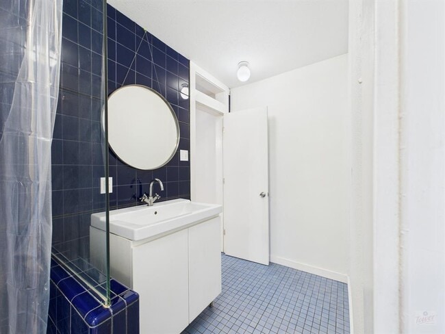 Building Photo - 304 E 33rd St