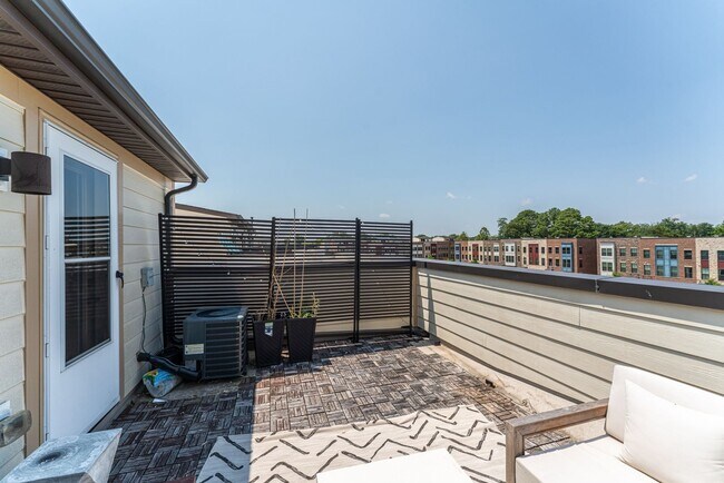 Building Photo - Welcome to your dream townhome - Spacious ...