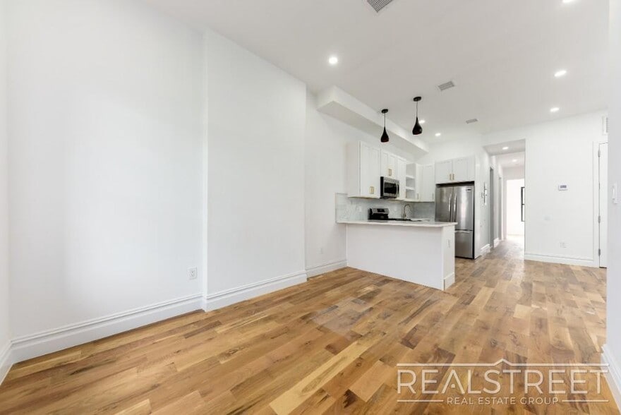 Building Photo - STUNNING TRUE 4 BED 2 BATH IN PRIME BUSHWICK TOWNHOUSE