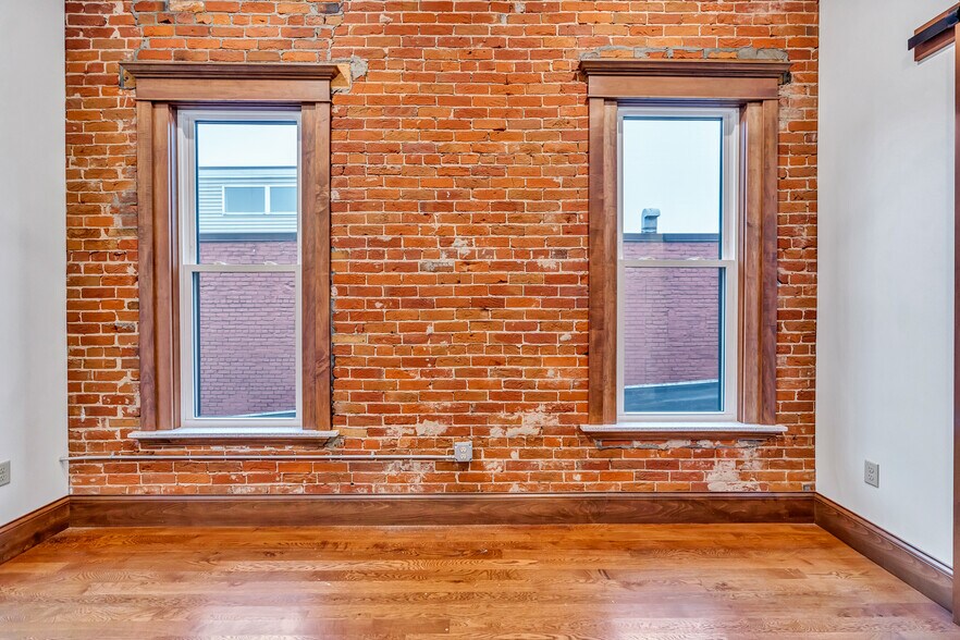 Building Photo - 316 4th St S
