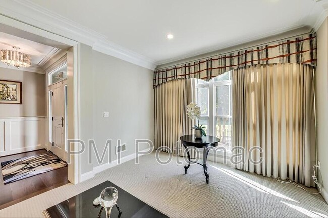 Building Photo - 10821 Symphony Park Dr