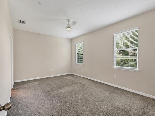 Building Photo - Unfurnished Annual Rental Available