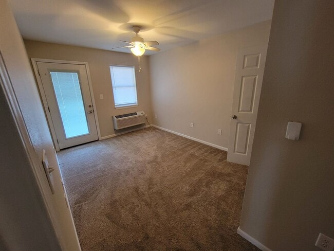 Building Photo - 3 Bedroom 2 Bath Ground Level Apartment