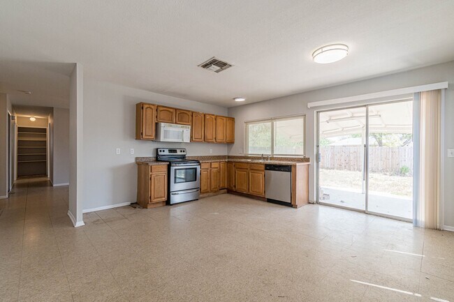 Building Photo - 9518 Millbrook Dr
