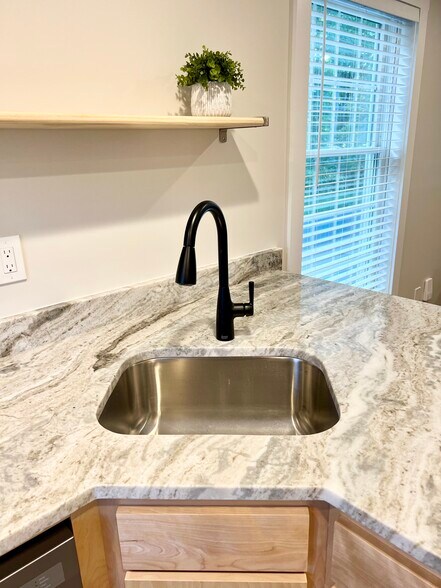 Building Photo - 179 Butternut St