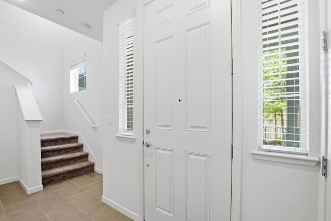 Building Photo - Spacious 3 Bed Townhome with Garage, A/C & Modern Finishes