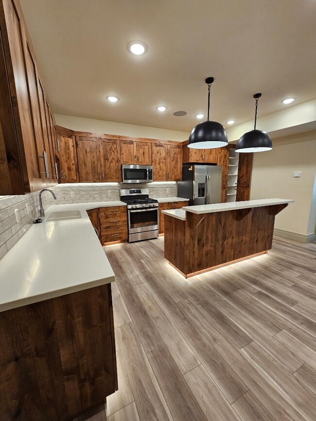 Building Photo - 876 S Lincoln Ave