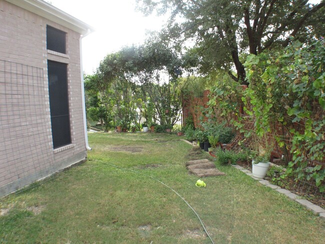 Building Photo - Great Irving Location!