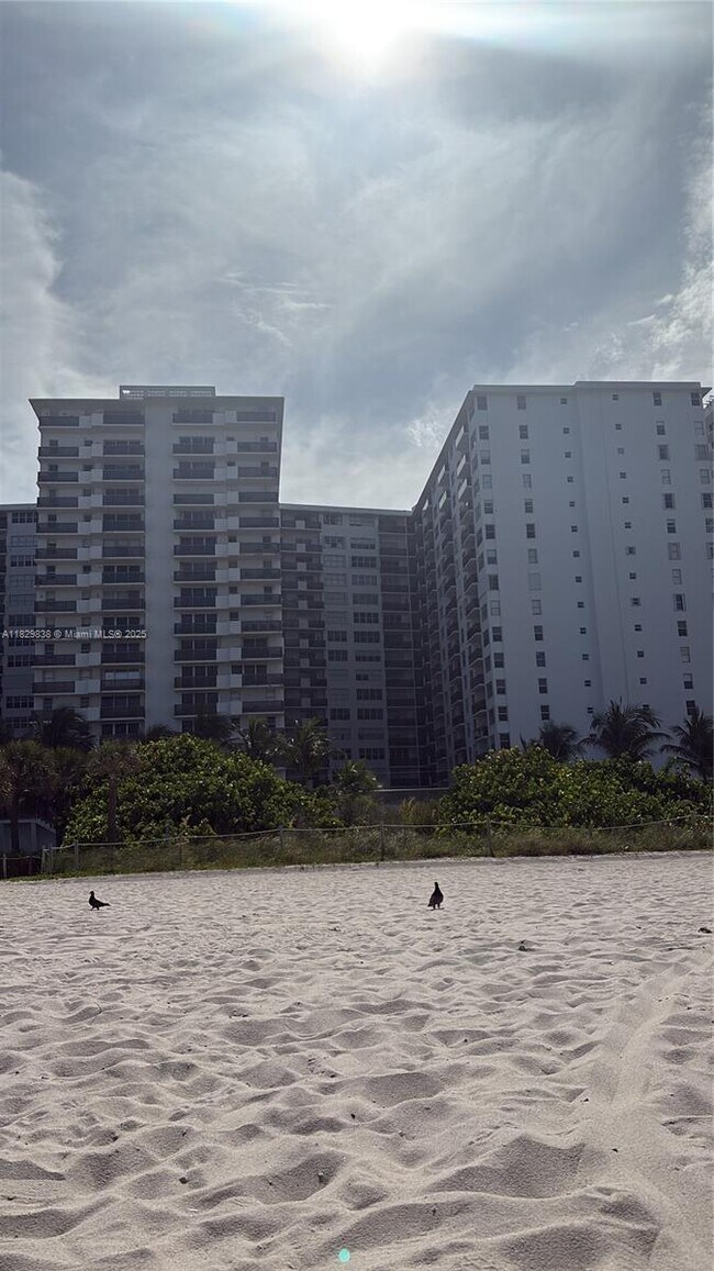 Building Photo - 6039 Collins Ave