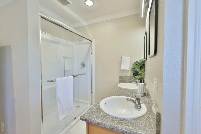 Building Photo - 235 Ginger Dr