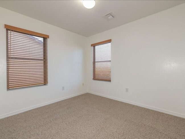Building Photo - 3 Bedroom 2.5 Bath