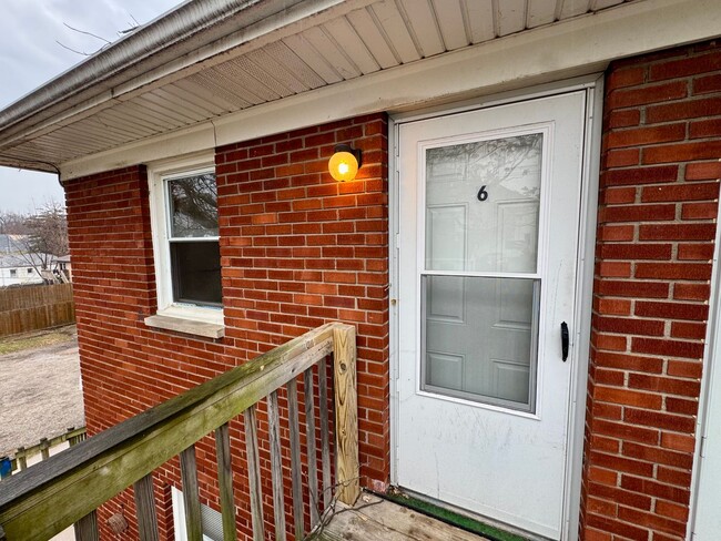 Building Photo - All Utilities Paid – Top-Floor Studio with Parking Outside Door – $850