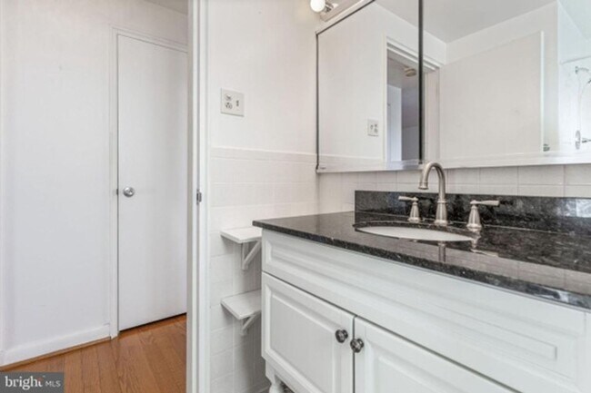 Building Photo - Spacious Tuscany/Canterbury 1bd/1ba Condo with W/D! Available 8/14