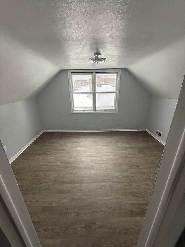 Building Photo - 4 Bedroom / 1 Bathroom House