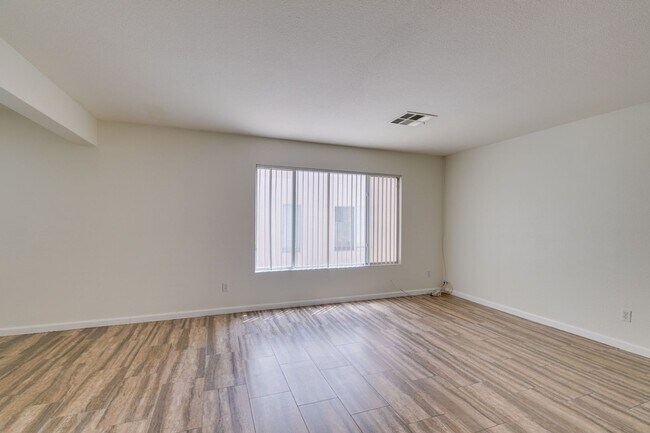 Building Photo - Spacious 4 Bedroom 2.5 Bathroom Home with Covered Patio & Large Backyard