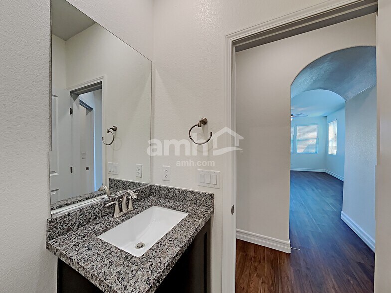 Building Photo - 5884 Petronius St