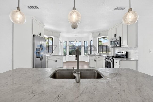 Building Photo - 3901 High Rd