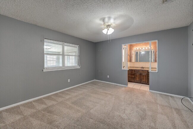 Building Photo - Spacious 3 bed 2 bath with Large Bonus Room!!