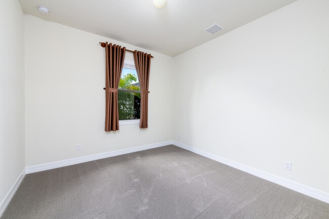 Building Photo - 739 SE Villandry Way