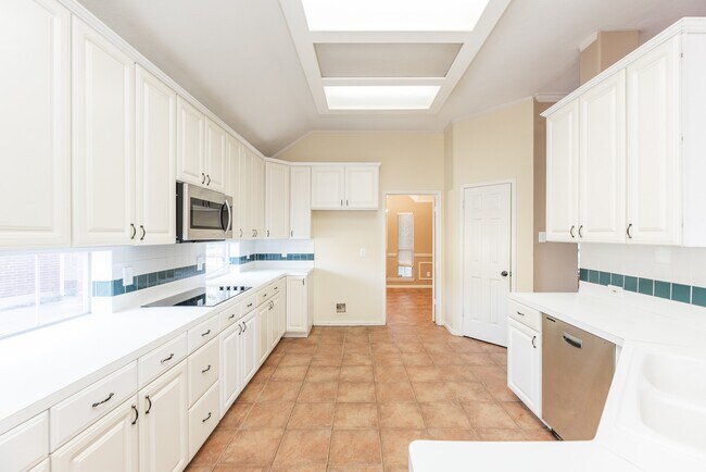 Building Photo - 7111 Glenwood Dr