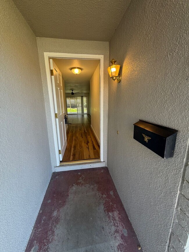 Building Photo - 4 Bed / 2 Bath | Rosemont Single Family Home Available