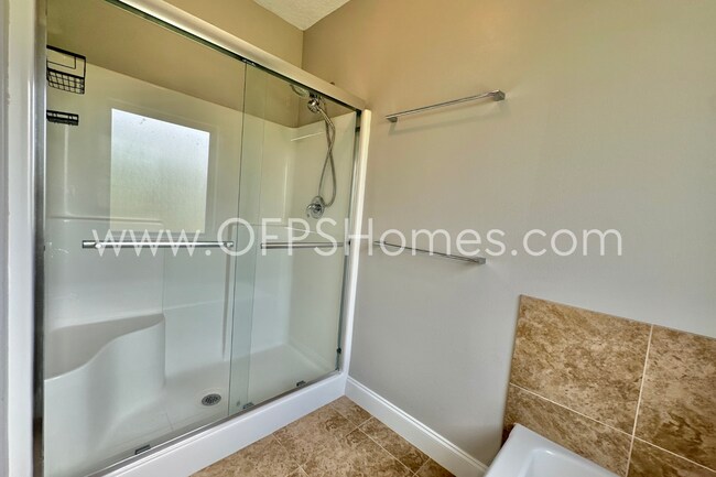 Building Photo - South Crestview 4/3 Available NOW!