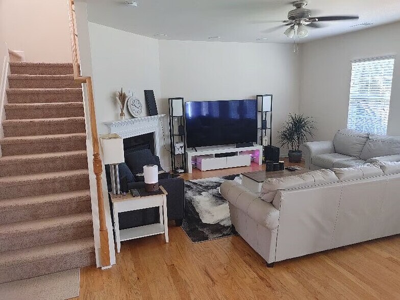 Building Photo - Room in House on Green Birch Dr