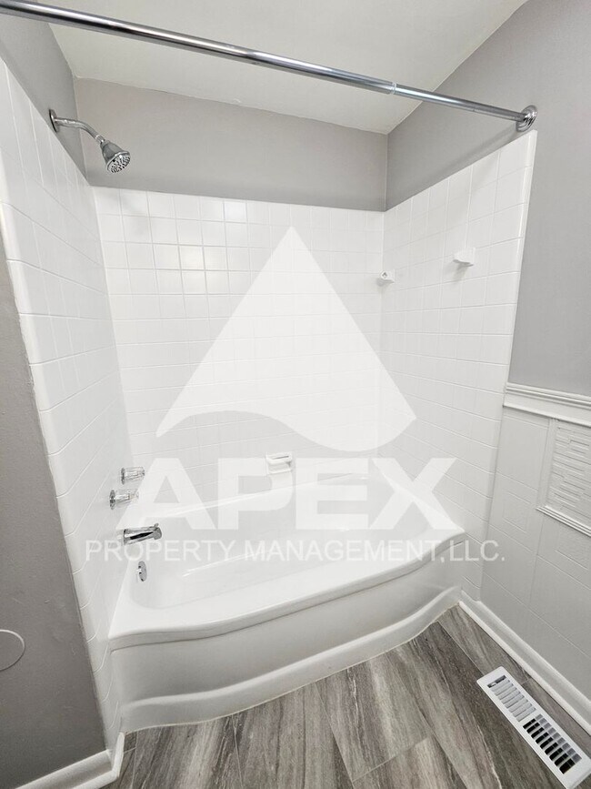 Building Photo - Craftsman Style 2 Bd 1 Ba Single Family Home w/Bonus rm & Garage in North Knox!