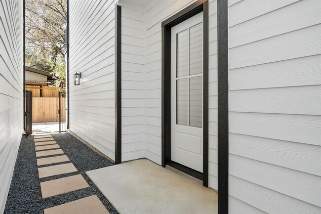 Building Photo - 905 Woodcrest Dr