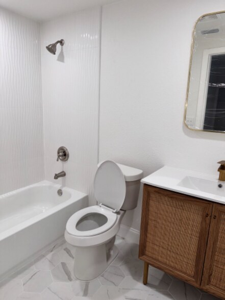 Building Photo - 562 Hartley Pl