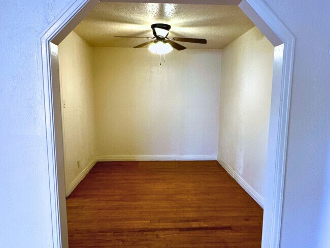 Building Photo - Charming 3/1 for Summer 2025 PreLease!