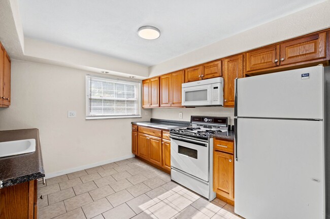 Building Photo - AVAILABLE JULY 1st!! FANTASTIC 1-bedroom i...