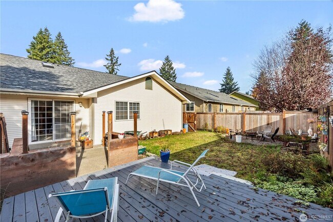 Building Photo - Quiet Updated Townhome in Prime Location!