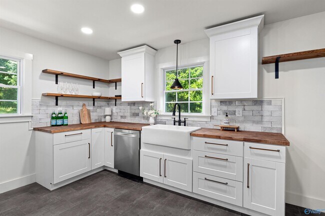 Building Photo - 7916 Valley View Dr SE