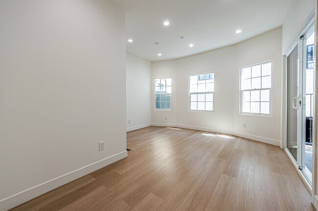 Building Photo - Modern 3-Bedroom in Prime Location | One M...