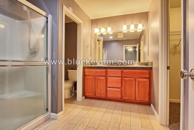 Building Photo - 4 Bed, 2.5 Bath Home in Felida with Pergol...
