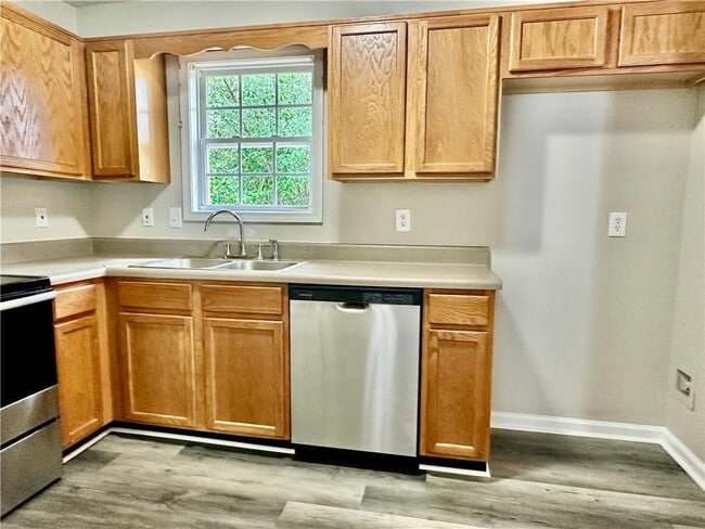 Building Photo - 380 River Trace Dr