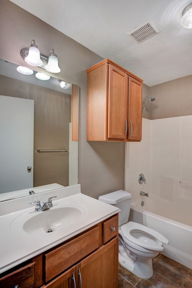 Building Photo - August Pre-Lease! Beautiful 3 Bed, 2 Bath ...