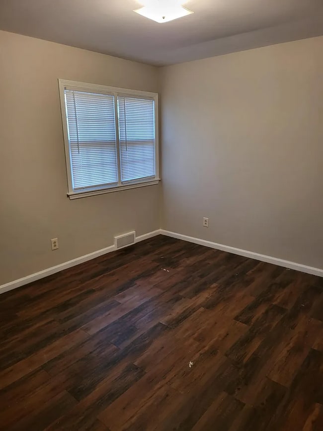 Building Photo - Spacious 4 Bed, 2.5 Bath Home with Fireplace & Garage in Independence, MO